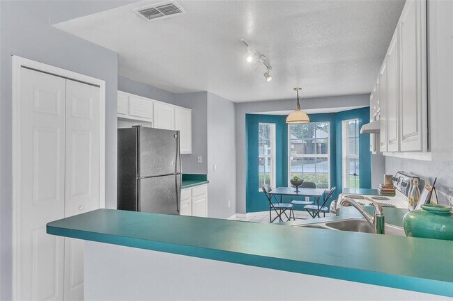 Building Photo - 4454 King Edward Dr