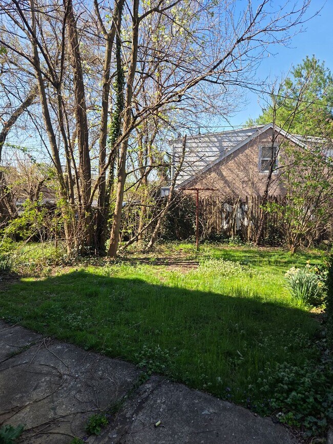 Building Photo - 410 S Pershing Ave
