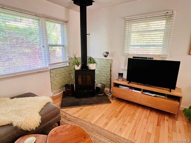 Building Photo - 136 School St