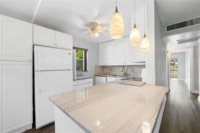 Building Photo - 220 Seville Dr