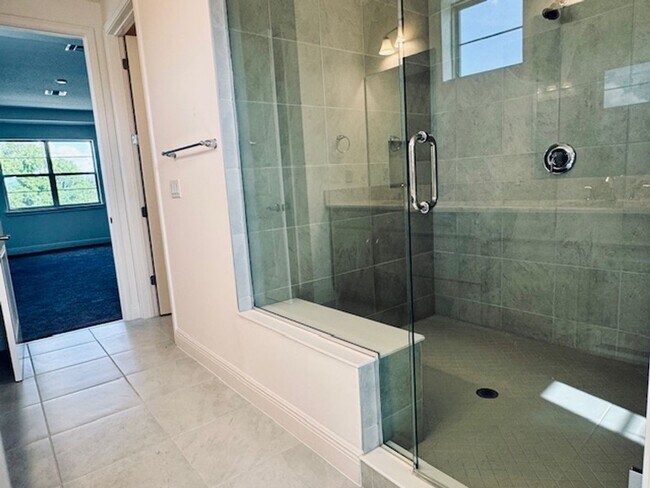 Building Photo - Home For Rent In Saint Cloud with 5 Bedroom/3 Baths