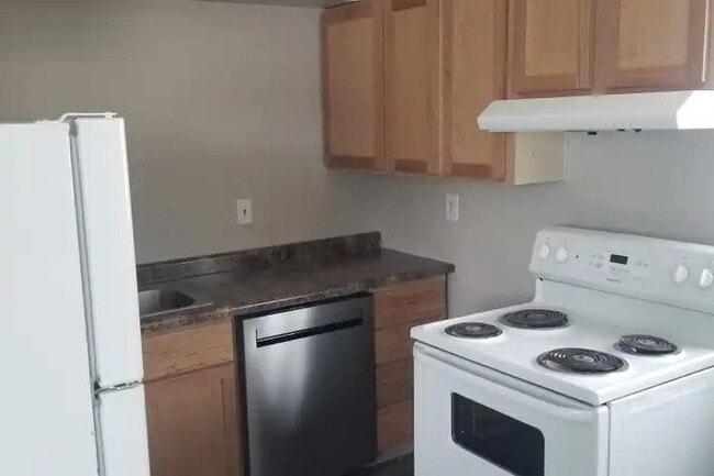 Building Photo - Spacious 3 Bedroom Apartment
