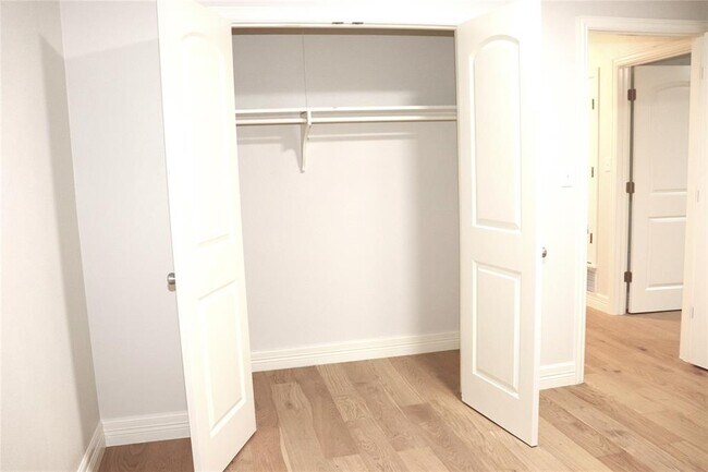 Building Photo - 352 W Vaughan St