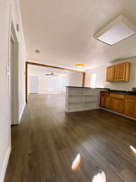 Building Photo - 109 E 3rd St