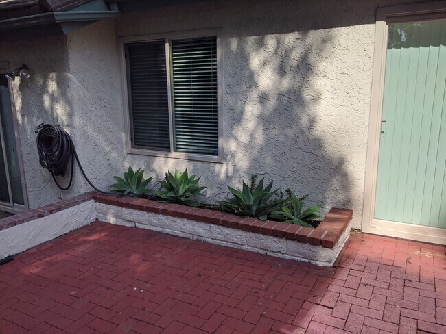 Building Photo - 806 Cardamom Ct