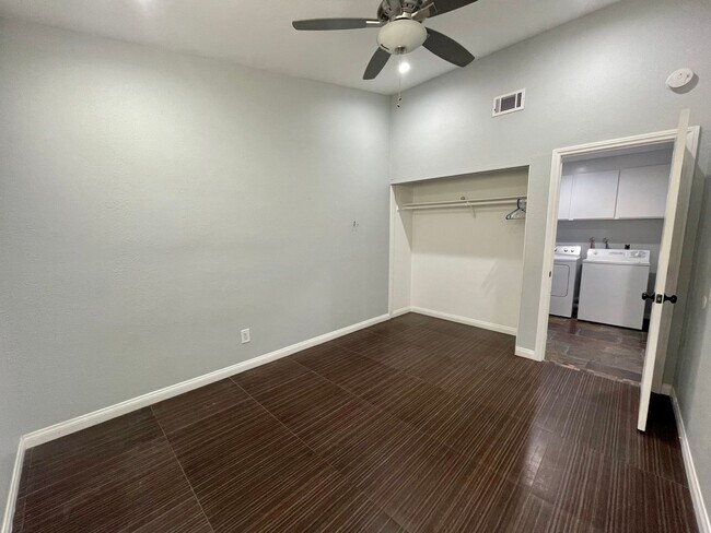 Building Photo - AVAILABLE NOW!! Beautiful 3 Bed 2 Bath Corner Lot Cathedral City Home!