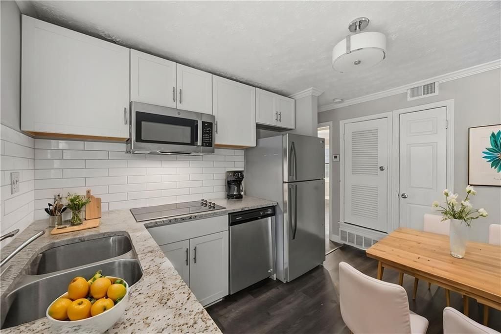 Building Photo - 21 Delmont Dr NE