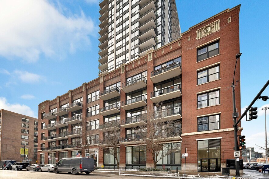 Building Photo - 210 S Desplaines St