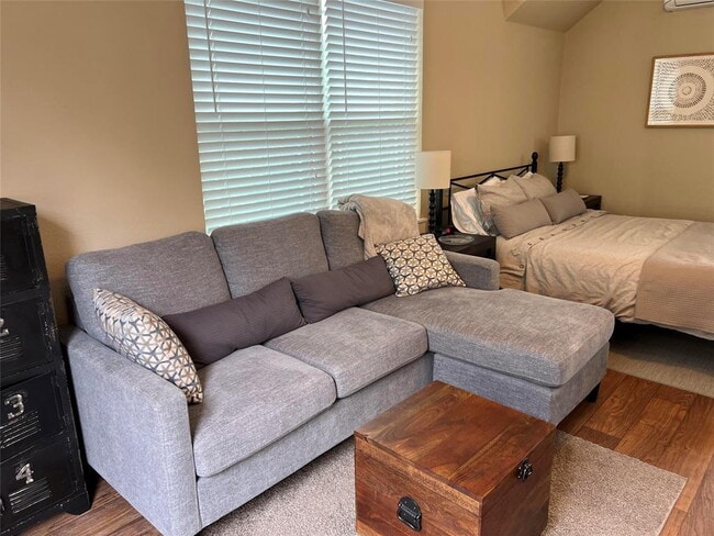 Building Photo - Modern Garage Apartment in Crestview Neighborhood!  Fully Furnished