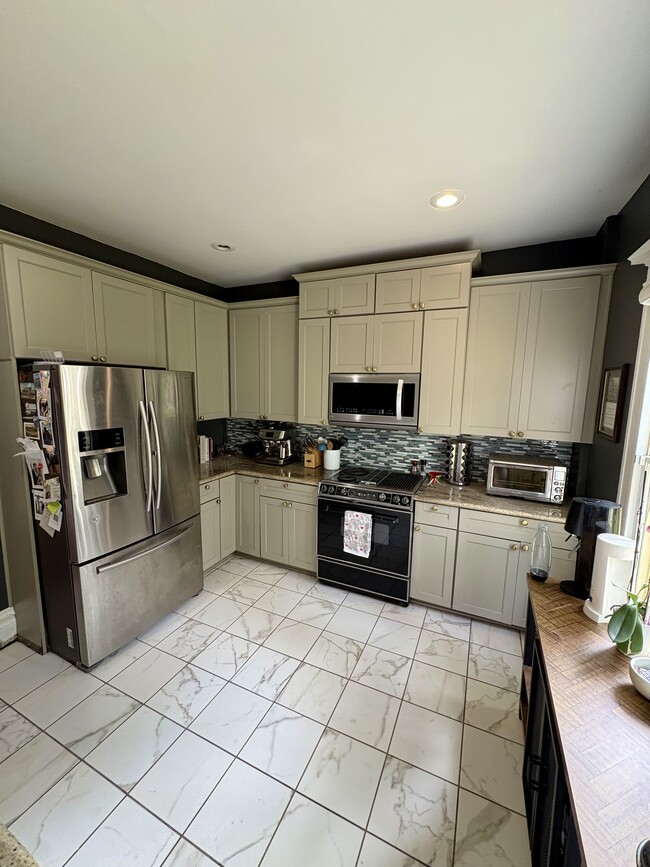 Building Photo - 2043 Dellwood Ave