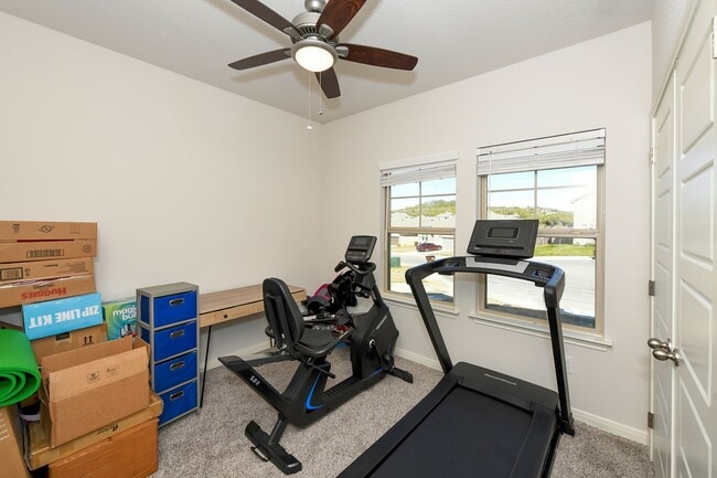 Building Photo - Nestled in the highly sought-after Scenic ...