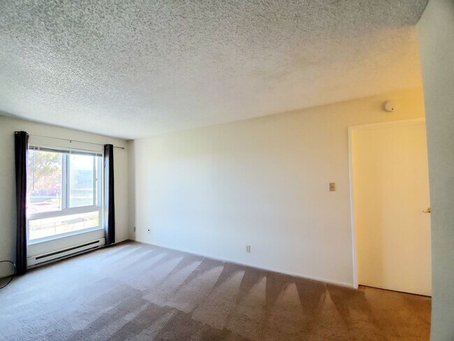 Building Photo - Spacious, sunny Woodlake Condo