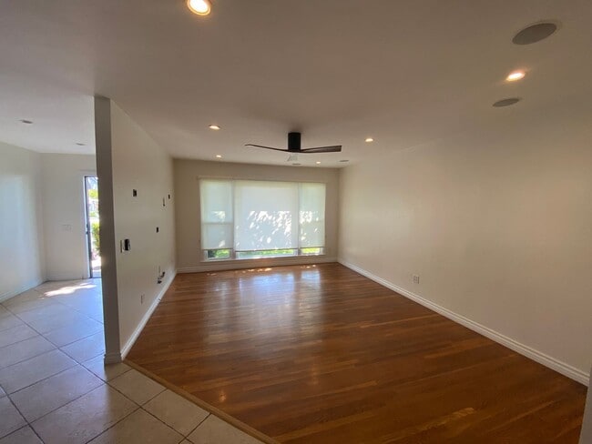 Building Photo - Fireplace! 1 Car Garage! Double Stainless Steel Oven! HUGE Enclosed Yard! Remodeled!