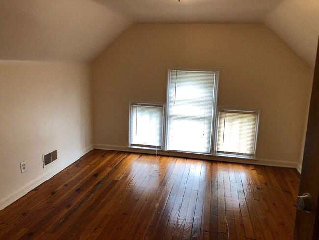 Building Photo - 335 E 19th Ave