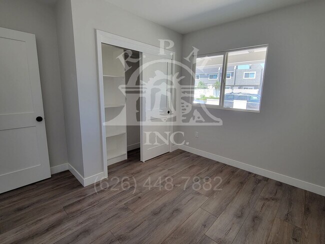 Building Photo - 13872-13874 Saranac Dr