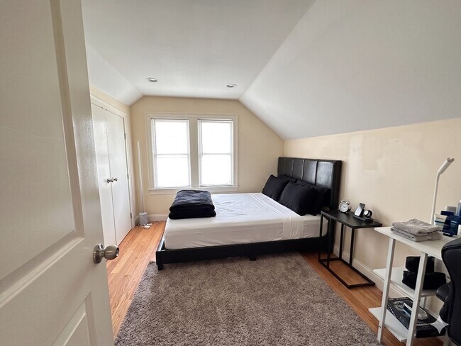 Building Photo - 50 Carleton St