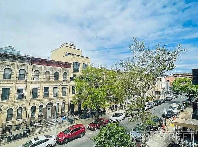 Building Photo - Spacious 1.5-Bedroom Penthouse Apartment i...
