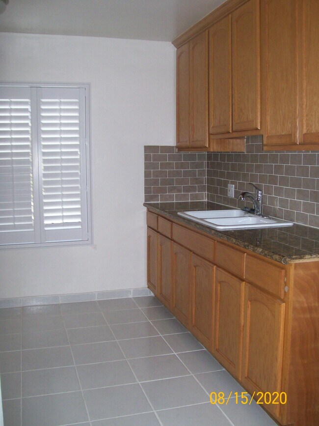 Kitchen - 6013 Menlo Ave