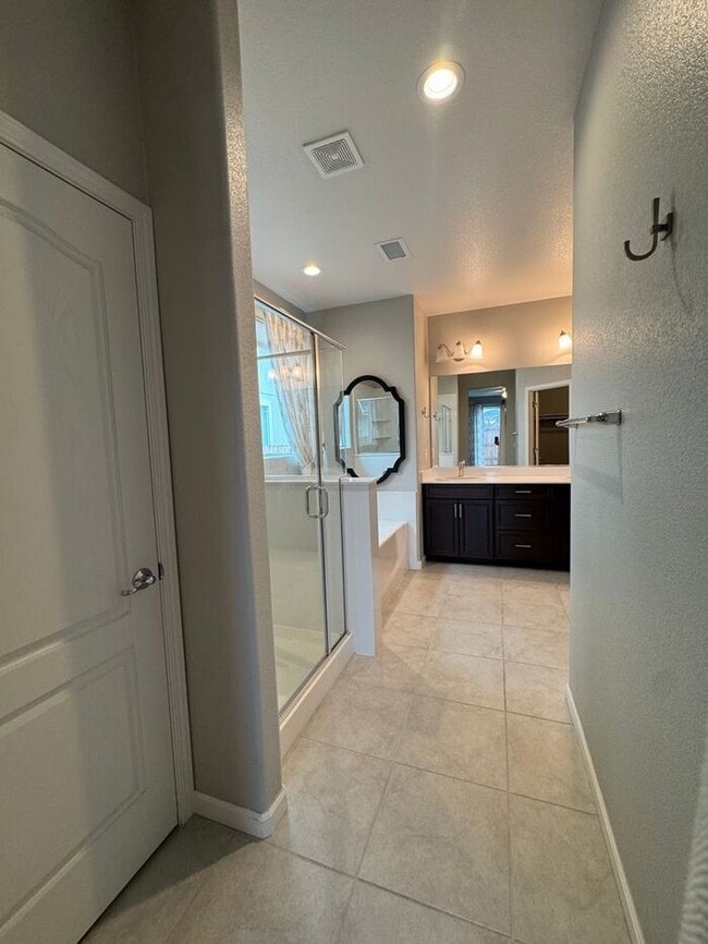 Building Photo - Spacious 4-Bedroom Dayton Home with Split-Bedroom Layout & Modern Finishes