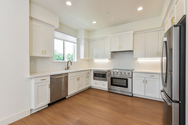 Building Photo - New Luxury Townhome with 2-Car Garage | Minutes to Downtown Redwood City & Tech Campuses