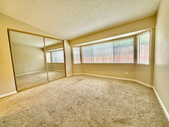 Building Photo - Charming home available Immediately