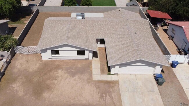 Building Photo - 1276 S Pagent Ave