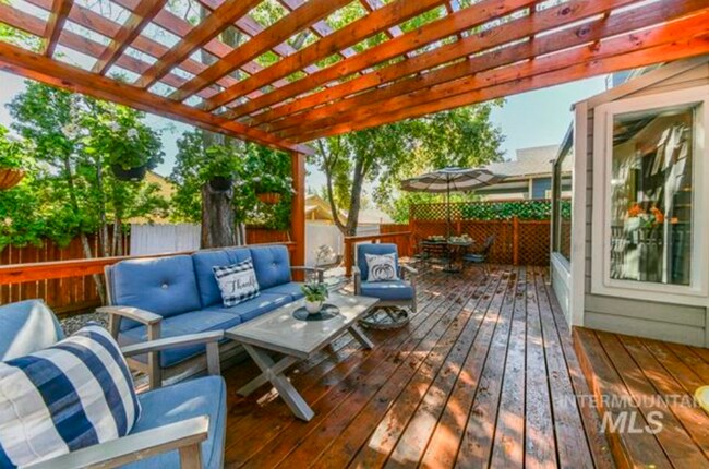 Building Photo - Gorgeous Updated Home in the Heart of Eagle Hills