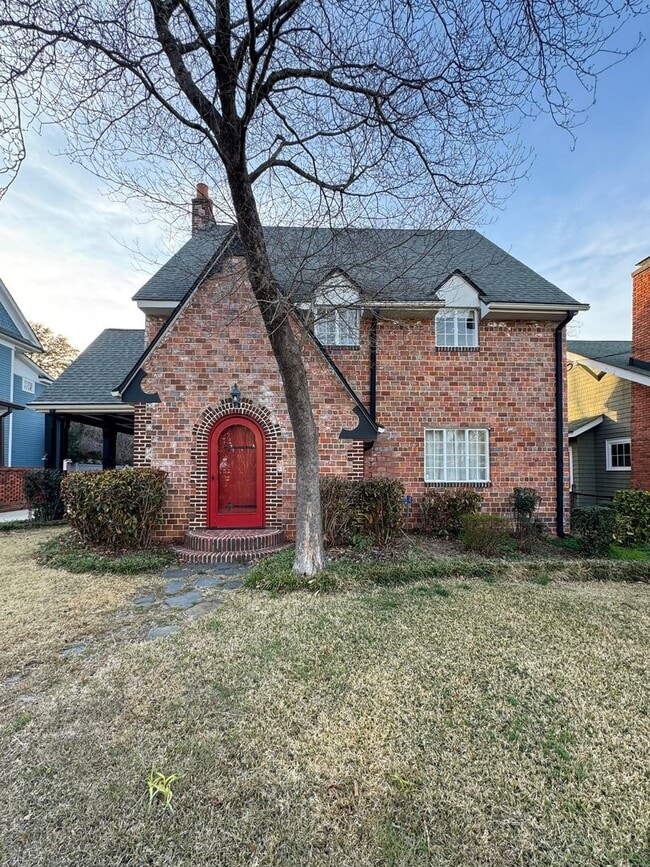 Building Photo - Stunning 4 Bed 4 Bath Haymount Home