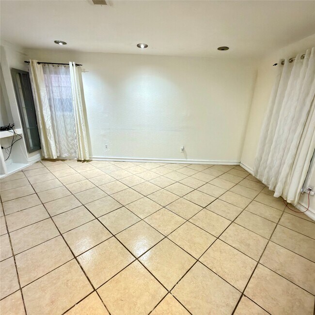 Building Photo - 6406 Tall Willow Dr