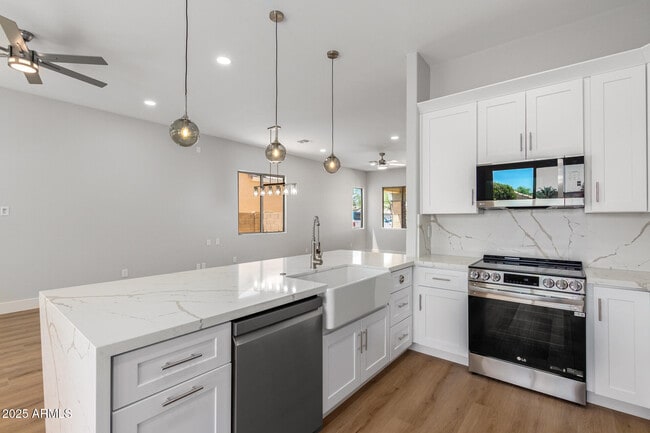 Building Photo - 13711 W Tara Ln