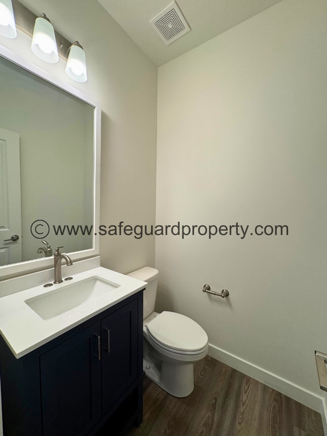 Building Photo - Beautiful Townhome in Saratoga Springs
