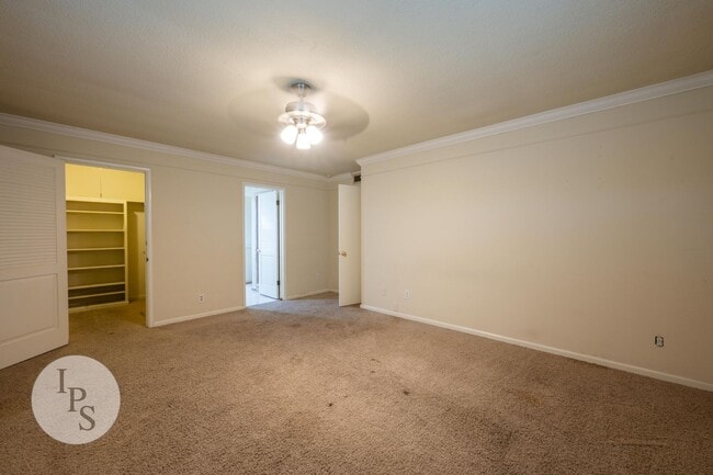 Building Photo - Fig Garden area Large Home, 4BR/3BA, Pool - Lots of Amenities!