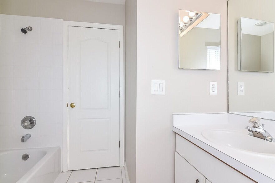 Building Photo - 30703 Tremont Dr