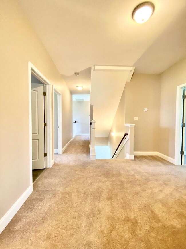 Building Photo - Huge 6 Bedroom Home In The Bluffs On The New River