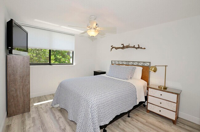 Building Photo - 1820 Tarpon Ln