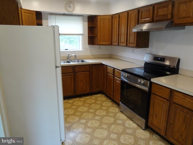 Building Photo - 17540 Queen Elizabeth Dr