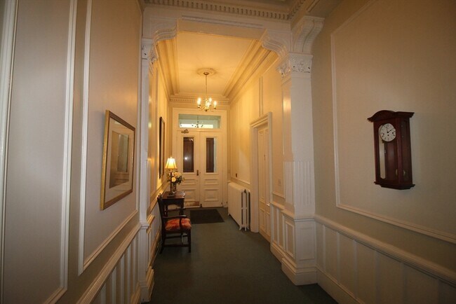 Building Photo - 396 Beacon St