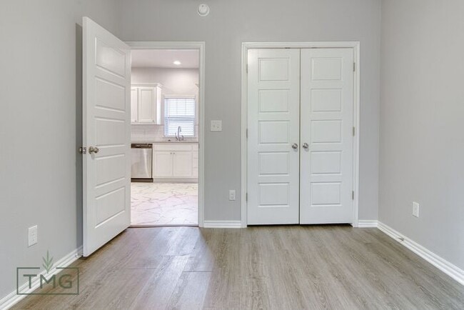 Building Photo - Spacious 3/2 with Front Porch, Fenced Yard...