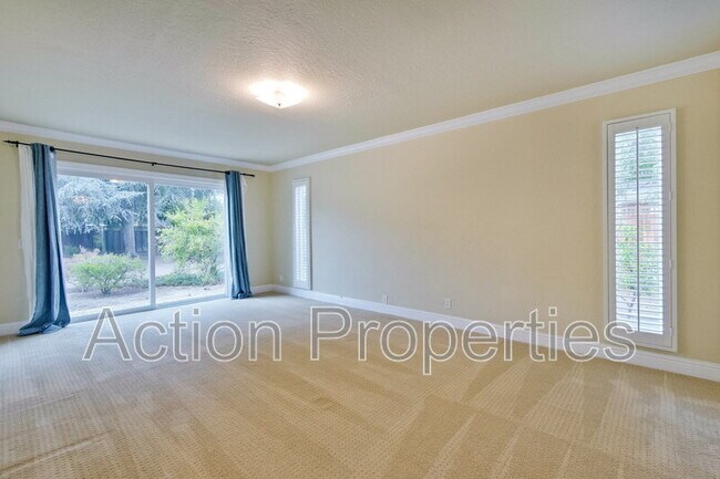 Building Photo - 649 Hollingsworth Dr