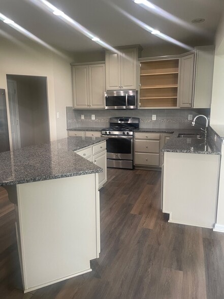 Building Photo - 2410 Walthall Ct