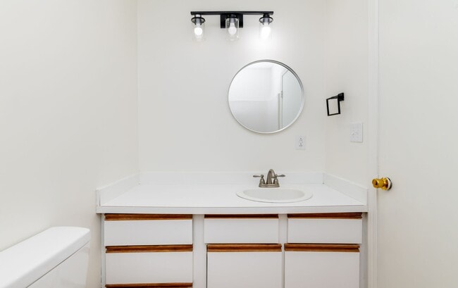 Building Photo - 4BR/2Ba house- Ready for new occupant!