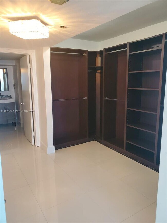 Building Photo - 1717 N Bayshore Dr