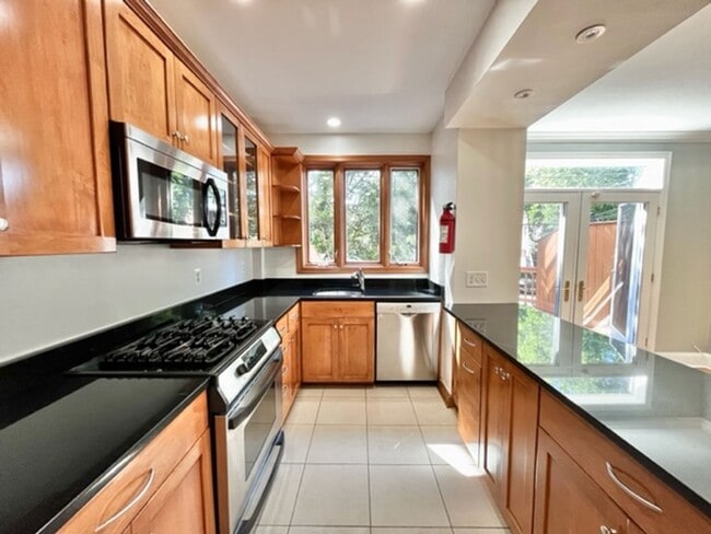 Building Photo - Great 4 BR 3 BA townhouse in great quiet s...