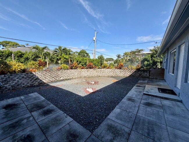 Building Photo - 1615 Crest Dr