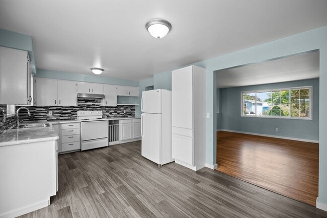 Building Photo - 4 Bedroom Northeast Spokane Home - Availab...