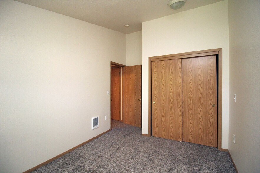 Building Photo - 1432-1422-1428 NE 160th Ave