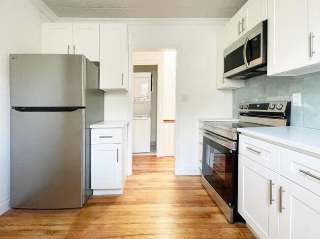 Building Photo - 2 bedroom in MASPETH NY 11378