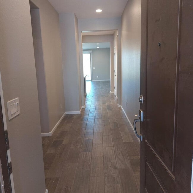 Building Photo - 1025 S 200th Ln