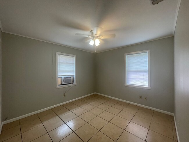 Building Photo - 3 bed 1 bath house
