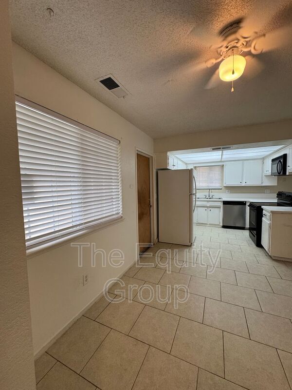 Building Photo - 1009 W Laura Ave